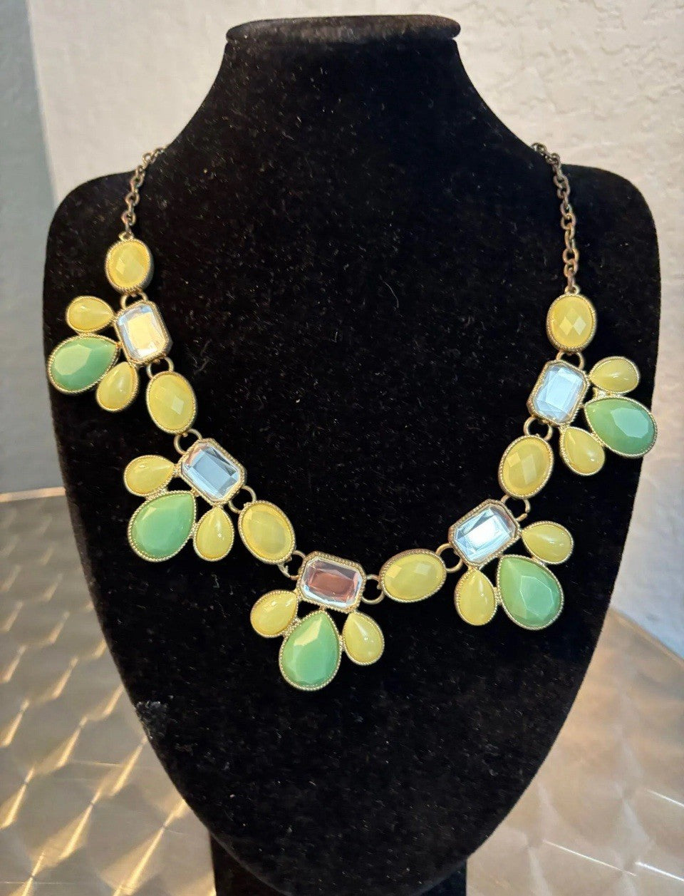 Rhinestone Faceted Lucite Necklace Green Gold Tone 18”