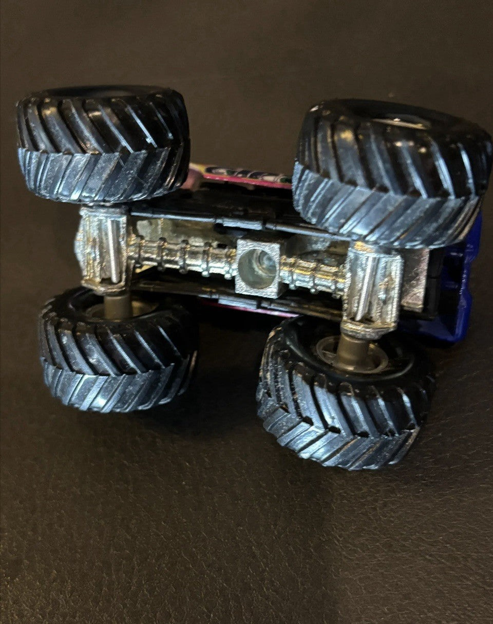 2006 VIRGINIA GIANT Hot Wheels Monster Jam Truck with metal undercarriage